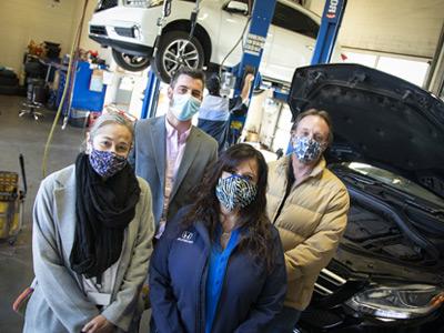 肯•迈尔斯, CCC faculty; Mimi Vessey, parts and service director for Findlay Honda;  Jacob Lundie, general manager for Findlay Honda; and Lisa Blank, 职业与技术教育学院院长.